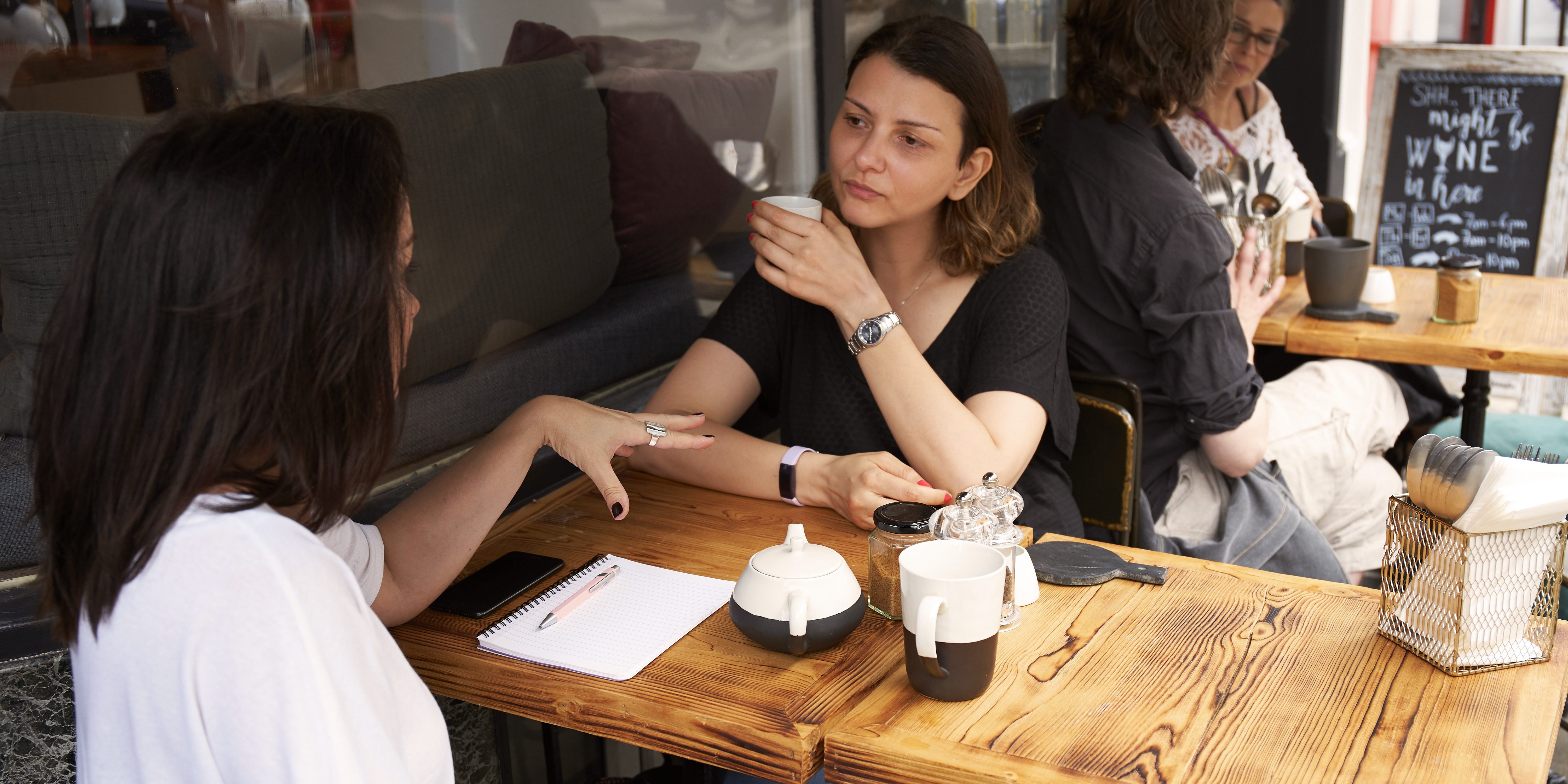 businesswomen-cafe-client-2977541